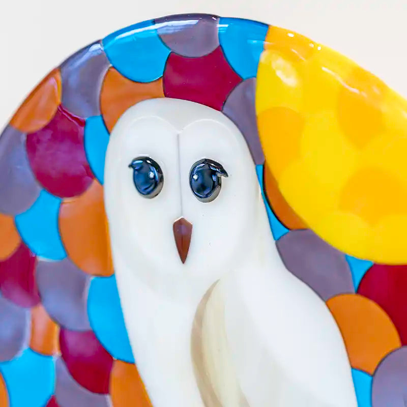 Barn owl made of glass on stand